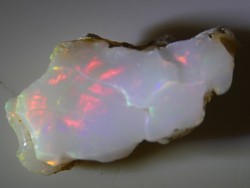 Természetes hidrofán Etióp Opál ásvány. 0,92 gramm ékszeralapanyag, zöld-rózsaszín csillámokkal.