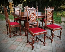 Reneszánsz asztal székekkel