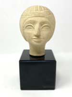 Egyiptomi fejet ábrázoló kerámia szobor üveg talapzaton - CZ