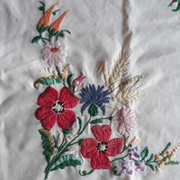 Kézimunka – kézzel hímzett terítő, asztalközép: fehér alapon virágcsokor búzakalásszal