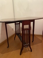 Kisméretű, kinyitható asztalka