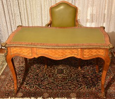 Rózsafa bőrbetétes íróasztal karfás bőrözött székkel, réz díszítéssel 130×67 cm