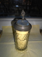 Antik  csiszolt  üvegbetétes ón szerelékes tetővel  , oldalán  monogrammal üveg korsó