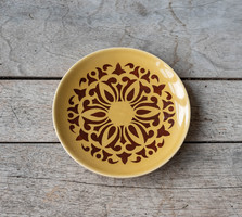 Gránit Kispest kistányér - sárga színben, barna sablonfestett mintával - desszertes tányér