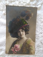 Antik kézzel színezett fotólap/képeslap, elegáns hölgy tollas kalapban, rózsa 1910 körüli