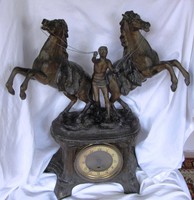 Old damaged fireplace clock structure in working order. Pull-up key, horse tail missing, 45 cm high.