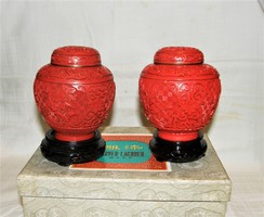 Gyönyörű Kínai Cinóber - Faragott lakk fedeles váza pár - Urna pár - Tároló - Eredeti dobozában