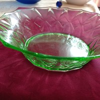 Metszett zöld üveg tál, 21 cm átmérőjű