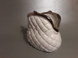 Tavaszi csokor egyedi vázája antik régi arannyal festett fehér porcelán pénztárca forma jelzett váza