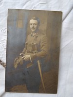 Antik szépia katonai fotólap/képeslap férfi egyenruhában, karddal, 1916