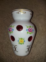 Biedermeyer hántolt üveg váza,dupla rétegű,fehér-bordó,15 cm magas,belső peremén 2 mm-es lepattanás