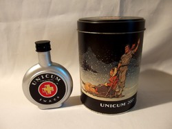 Unicum fém doboz és egy kicsi fém italos flaska