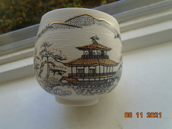 Kézzel festett ,kézzel jelzett fekete arany modern japán csésze tájkép pagodával dombor csíkokkal