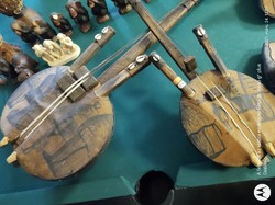 A kora a hárfához hasonló felépítésű nyugat - afrikai pengetős hangszer.