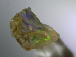Természetes hidrofán Etióp Opál ásvány 0,9 gramm ékszeralapanyag, zöld-narancssárga-kék csillámokkal