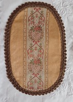 Antik brokát terítő, óarany szegéllyel., 31 x 20 cm