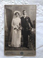 Antik osztrák esküvői kabinetfotó/keményhátú fotó, menyasszony, vőlegény karddal Lilienfeld