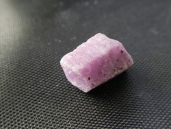 Természetes, nyers Rubin ásvány. Gyűjteményi darabnak vagy ékszeralapanyagnak. 1,8 gramm.