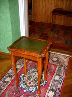 Asztalka, zöld bőrlappal