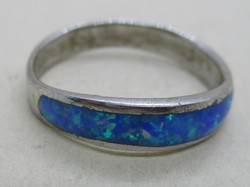 Szép ezüst gyűrű opál kövekkel