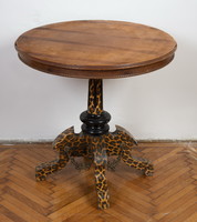 Round living table with Ocelot pattern