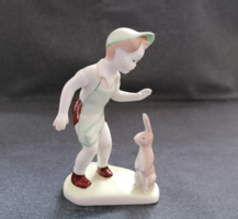 Aquincumi porcelán, nyuszival játszó fiú