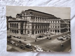 Régi osztrák városképes képeslap/üdvözlőlap Bécs, Operaház, korabeli autók, motorok, lovasfogat 1958