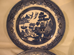 2 pcs blue willow on a large plate with churchill