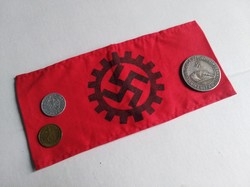 Horogkeresztes NSDAP DAF (Deutsche Arbeitsfront) karszalag + 2 db reichspfennig + győzelmi érem