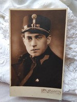 Régi szépia fotó, férfi portré, egyenruha, egyensapka (vasutas? katona?) 1930 körüli