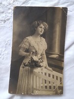 Antik szépia fotólap/képeslap, elegáns hölgy csipkés, fodros ruhában, virágok 1913