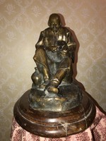 Kenyérszelő parasztember, bronz szobor