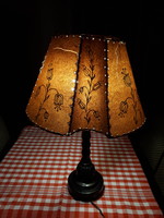 Esztergált fa asztali lámpa
