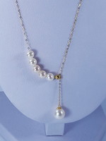 Akoya pearl necklace in 18k gold jewelry
