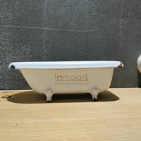Lampart bathtub