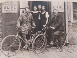 Régi csoportkép vintage kerékpár bicikli vendéglő fotó