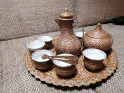 Vörösréz, kézzel készült keleti kávéskészlet: 6 csésze, kanna, cukortartó és cukorcsipesz tálcán