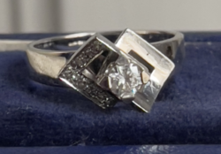1 Forintról! 18 ct  Arany-Palládium Briliáns Designe gyűrű (4,6gr) 0,2ct hófehér kő, apró gyémánttal