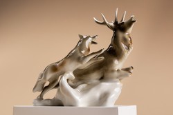 Royal Dux porcelán, szarvas farkassal, nagy méret, jelzett, számozott., gyönyörű szobor.