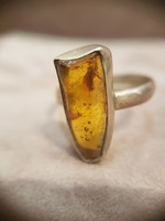 Ezüst gyűrű, Lengyel borostyánnal ami apró bogarat őríz magában
