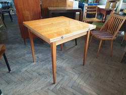 Magasfényű régi retro étkezőasztal hosszabbítható asztal