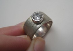 Széles ezüst gyűrű csillogó kővel - 1 Ft-os aukciók!