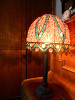 Kristályokkal kirakott különleges asztali lámpa