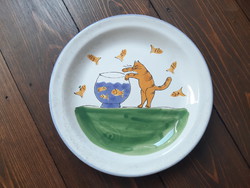 Halat csenő pocakos cica, kedves témával díszített mázas macskás kerámia tál tányér
