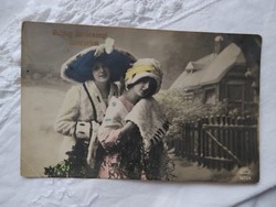 Antik kézzel színezett fotólap/képeslap, Karácsony, elegáns hölgyek kalapban, havas házikó 1913