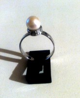 14K. White gold ring with true pearl diamonds