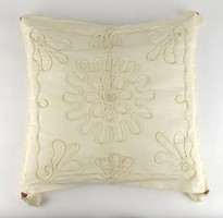 1G872 Embroidered butter-colored canvas decorative pillow