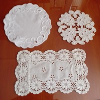 3 small tablecloth decorated with embroidery / lace / cord