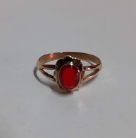 Retro arany színű női  gyűrű csiszolt piros kővel ékítve