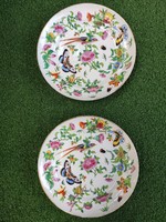 Couple with antique Chinese famille rose plate. Xix. Century.